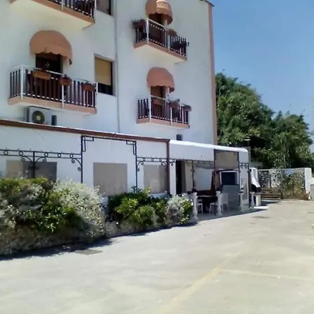 La Scogliera Hotel *